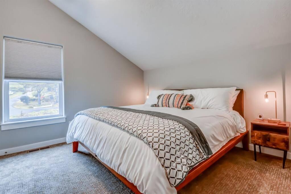 New Tri-Level Home With Ocean View And 3 En-Suite Bedrooms! Depoe Bay Ngoại thất bức ảnh