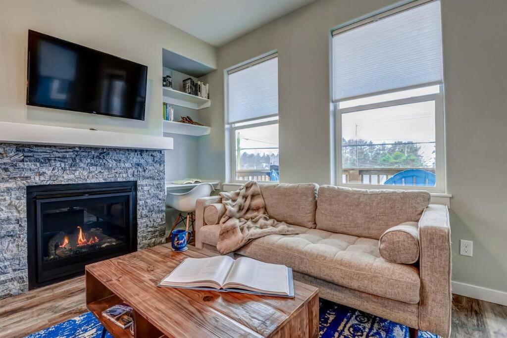 New Tri-Level Home With Ocean View And 3 En-Suite Bedrooms! Depoe Bay Ngoại thất bức ảnh