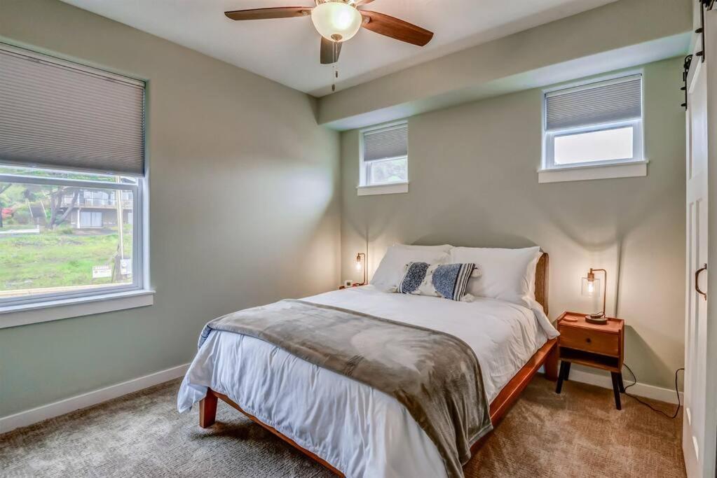 New Tri-Level Home With Ocean View And 3 En-Suite Bedrooms! Depoe Bay Ngoại thất bức ảnh