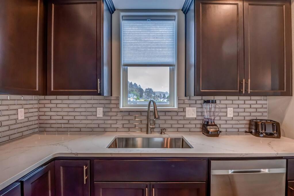 New Tri-Level Home With Ocean View And 3 En-Suite Bedrooms! Depoe Bay Ngoại thất bức ảnh