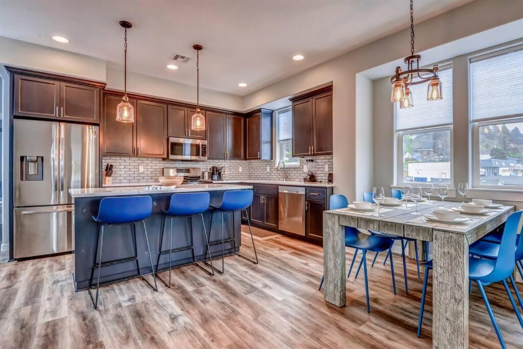 New Tri-Level Home With Ocean View And 3 En-Suite Bedrooms! Depoe Bay Ngoại thất bức ảnh